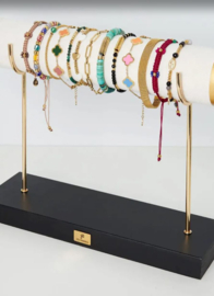 Luxe armbanden display wit met houten voet - gouden details 28x19 cm