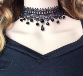 Kanten choker met zwarte kralen