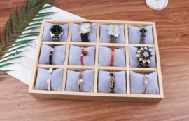 Houten armbanden display met grijze fluwelen kussentjes