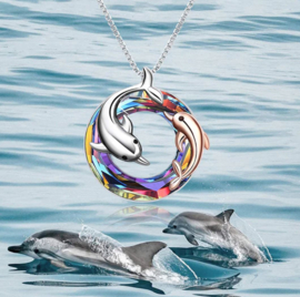 Ketting met ronde hanger dolfijnen