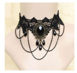 Kanten choker met ornamant en kettingen