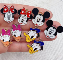 10 stuks bedels Micky Mouse en Donald Duck