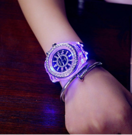 Lichtgevende horloge met strass steentjes