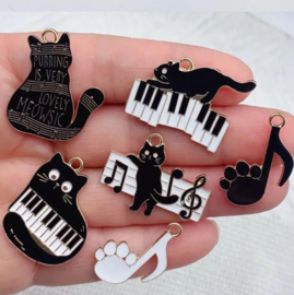 10 stuks bedels muziek - piano - katten