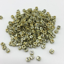 400 stuks goudkleurige alfabet kralen vierkant