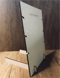Houten display voor kettingen met tekst 'musthaves' 26x19 cm