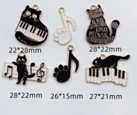 10 stuks bedels muziek - piano - katten