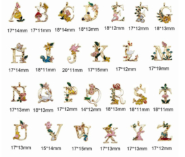 26 stuks bedels - hangers alfabet met bloemen en dieren goudkleur