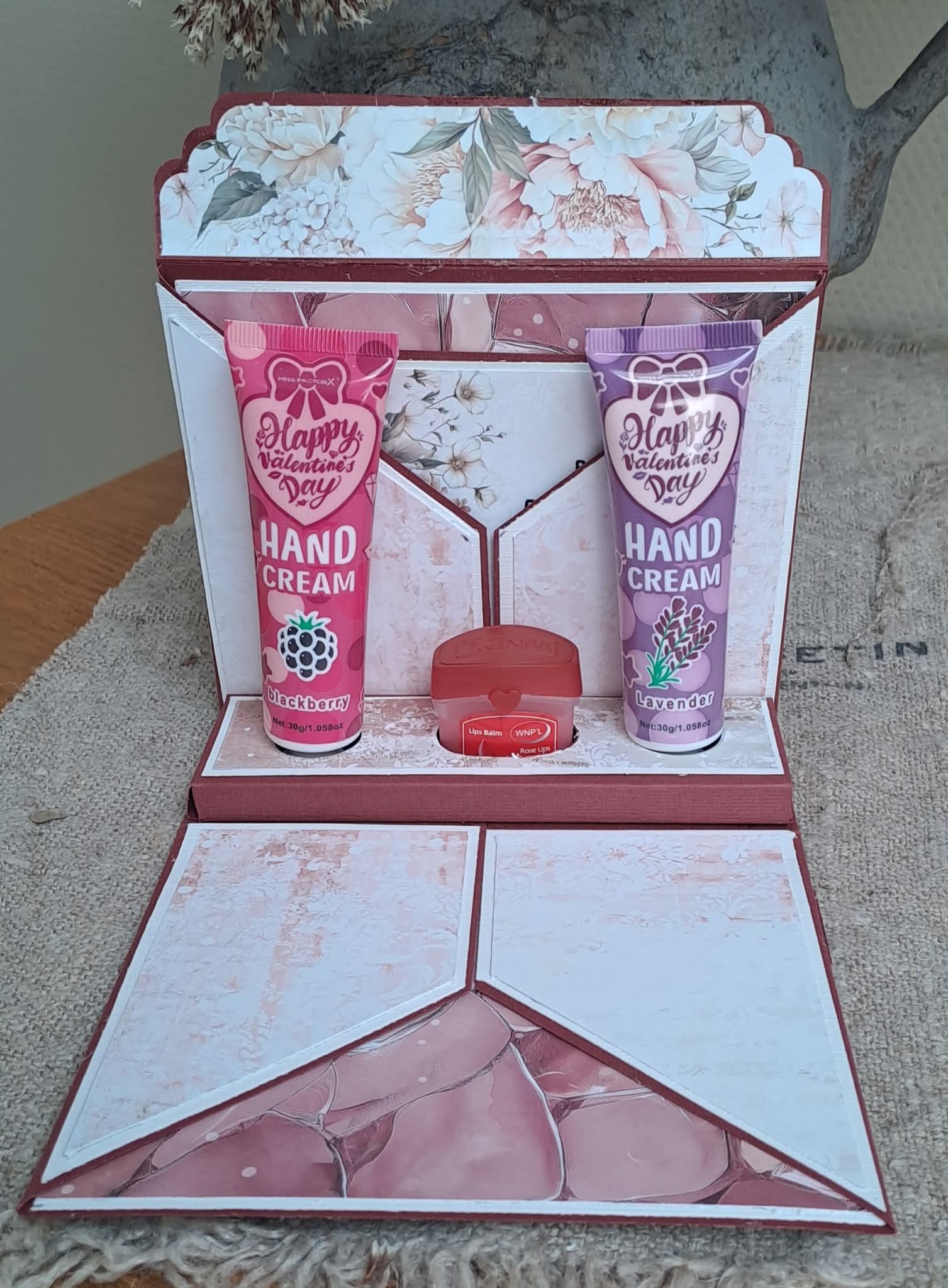 Pakket cadeau doosje met handcrème en lipbalsem