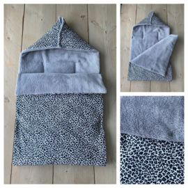 Voetenzak - Leopard Grey / Cuddle Fleece Licht Grijs