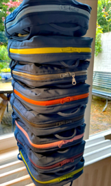 bijSonder tasje voor het dragen van sondevoeding, inclusief iem& pomp-fleshouder, borstfixatie en antislip in het schouderdeel. Kleur rits naar keuze, alleen de vermelde opties zijn nog op voorraad, de overige afgebeelde kleuren zijn reeds uitverkocht