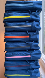 bijSonder tasje voor het dragen van sondevoeding, inclusief iem& pomp-fleshouder, borstfixatie en antislip in het schouderdeel. Kleur rits naar keuze, alleen de vermelde opties zijn nog op voorraad, de overige afgebeelde kleuren zijn reeds uitverkocht