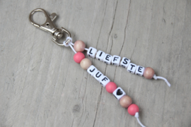 Sleutelhanger *liefste juf* roze/hout