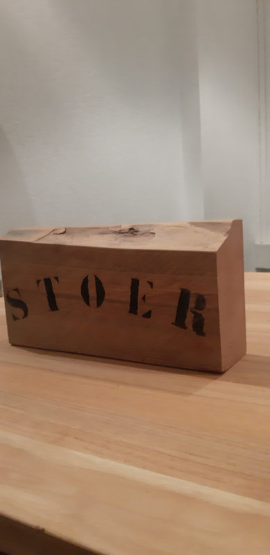 Massief houten met tekst 'STOER' | | Handelsonderneming