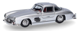 Herpa 430975 - Mercedes Benz 300 SL (Vleugeldeur), zilver metallic (HO)