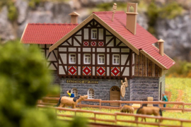 Faller 232138 - Gasthaus Zur Post met biertuin (N)