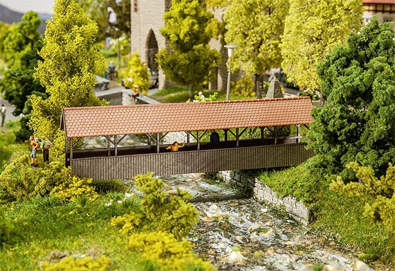 Faller 120209 - Overdekte voetgangersbrug (HO)
