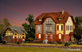Kibri 39315 - Spoorwegarbeidershuis met steigers en bijgebouwen (HO)