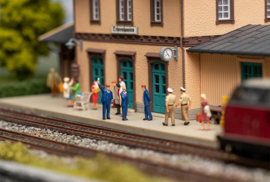 Faller 180237 -   Figuren-set met mini-sound-effect spoorwegpersoneel en fluitsignaal conducteur (HO)