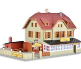 Kibri 37114 - Restaurant aan het spoor met biertuin (N)