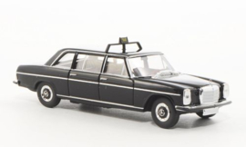 Brekina Starmada 13406 - Mercedes 220 D lang (W115), zwart, Taxi (D) (HO)