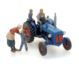 Artitec 5870026  - Boerenfamilie op de tractor (HO)