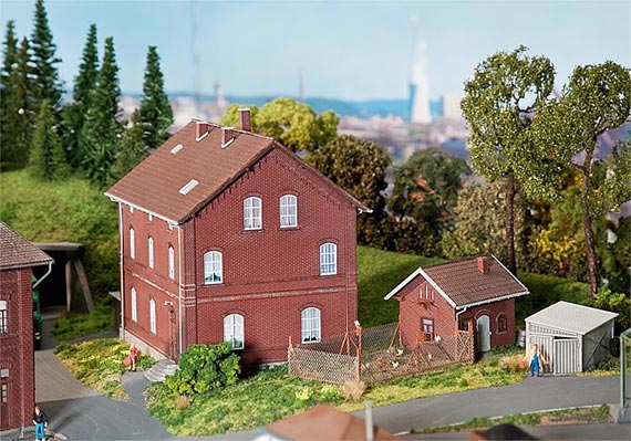 Faller 130461 - Arbeidershuis met tuinaccessoires (HO)