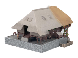 Faller 232010  -  Jubileummodel Zwarte Woud boerderij met 2 figuren (N)