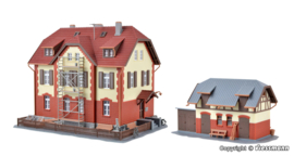 Kibri 39315 - Spoorwegarbeidershuis met steigers en bijgebouwen (HO)