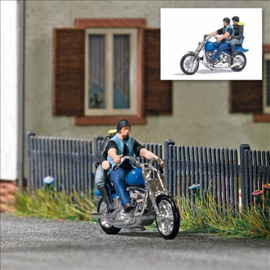 Busch 7860 - Amerikaanse motorfiets met een motorrijdersstel (HO)