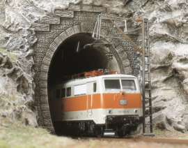 Busch 7026 - Twee E-locomotief portalen (H0)