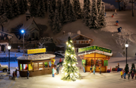 Faller 134002 - 2 Kerstmarktkraampjes met verlichte kerstboom (HO)