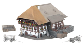 Faller 232010  -  Jubileummodel Zwarte Woud boerderij met 2 figuren (N)