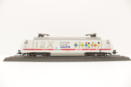 Märklin 37382 - DB AEG, E-loc serie BR 128 “50 Jahre Unicef” (HO|Digitaal)