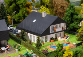 Faller 130642 - Woonhuis met platen dak  (HO)