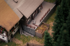 Faller 232010  -  Jubileummodel Zwarte Woud boerderij met 2 figuren (N)