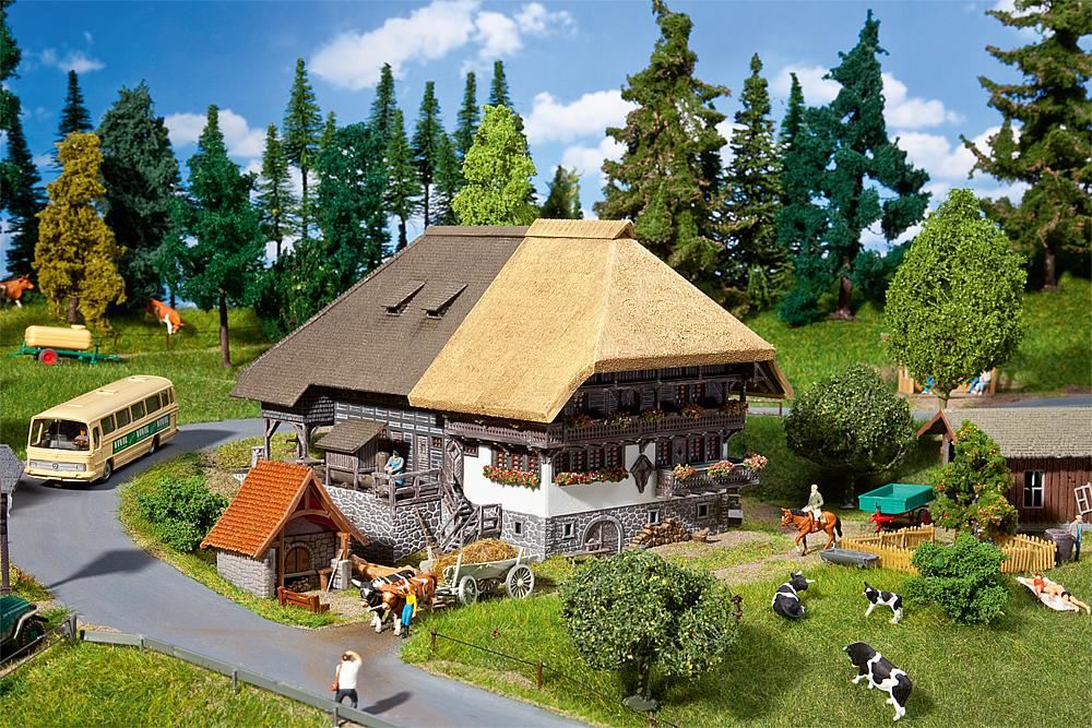 Faller 130534 - Zwarte Woud boerderij met rieten dak (HO)