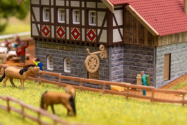 Faller 232138 - Gasthaus Zur Post met biertuin (N)