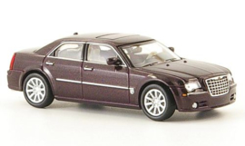 Ricko 38662 - Chrysler 300C HEMI SRT8, donkerrood metallic. (HO)