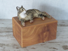 kattenbeeldje bruin tabby liggend