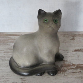 beeld grijze zittende kat steen