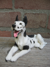 beeldje Duitse Dog liggend harlequin