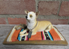 beeldje Chihuahua op kleedje | 19 cm