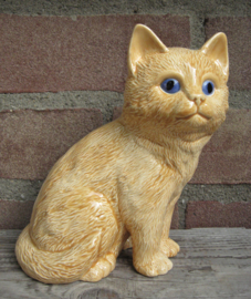 beeldje rode kat met blauwe ogen zittend