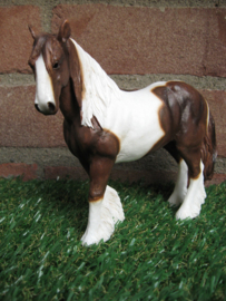 beeldje paard Cob bruin-wit | 16,5 cm