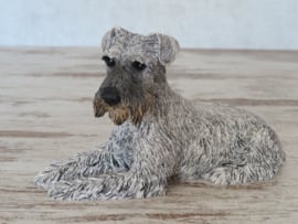 beeldje Schnauzer liggend