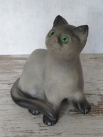 beeld grijze zittende kat steen