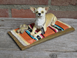 beeldje Chihuahua op kleedje | 19 cm