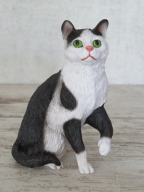 beeldje zittende kat zwart-wit