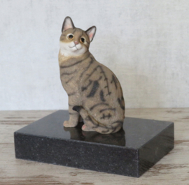 kattenbeeldje bruin tabby zittend